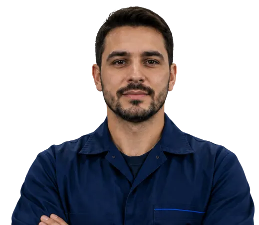 Mecânico da Chefe do Óleo de braços cruzados, com uniforme azul
