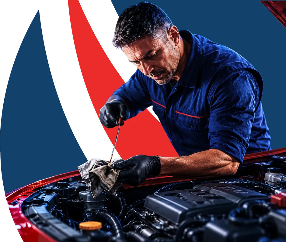Mecânico da Chefe do Óleo verificando o nível do óleo do motor sob o capô de um carro
