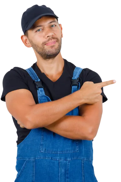 Mecânico de macacão jeans e boné apontando para o lado